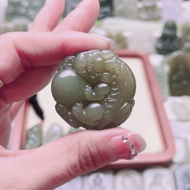 张***生和田玉未镶嵌颈饰