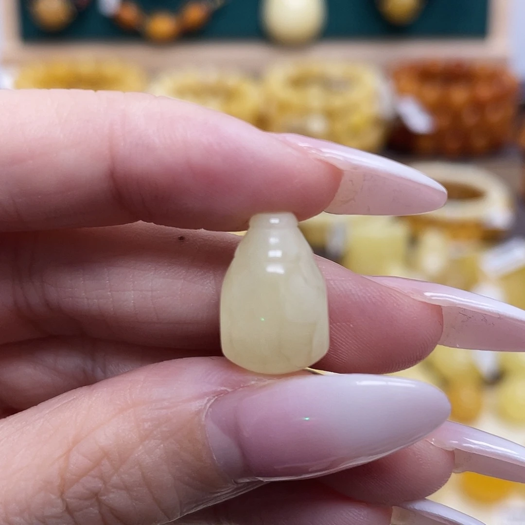 蜜蜡未镶嵌珠宝奇石10.4*16.2*9.8mm