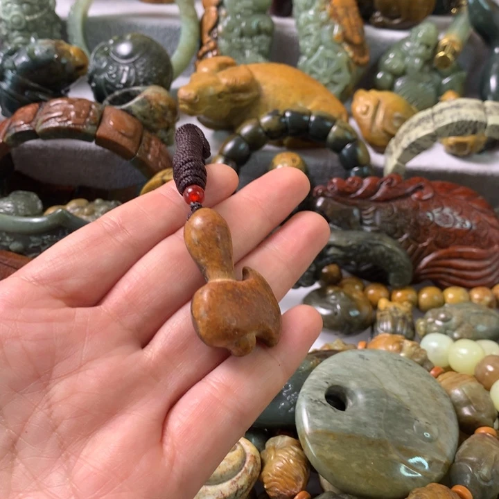 未镶嵌岫岩河磨玉（透闪石质玉）把件