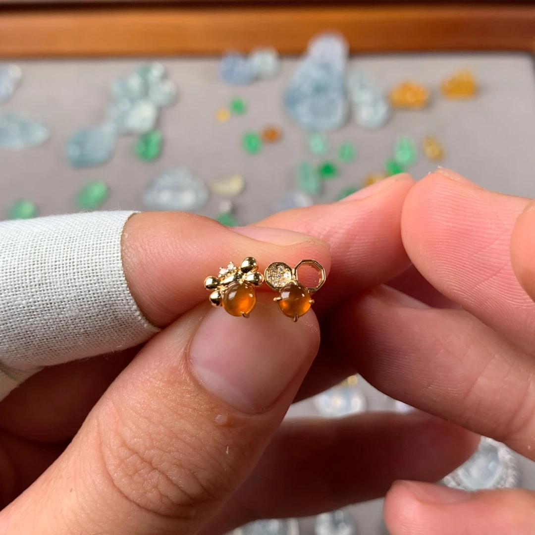 颈饰18K金镶嵌翡翠黄翡耳钉