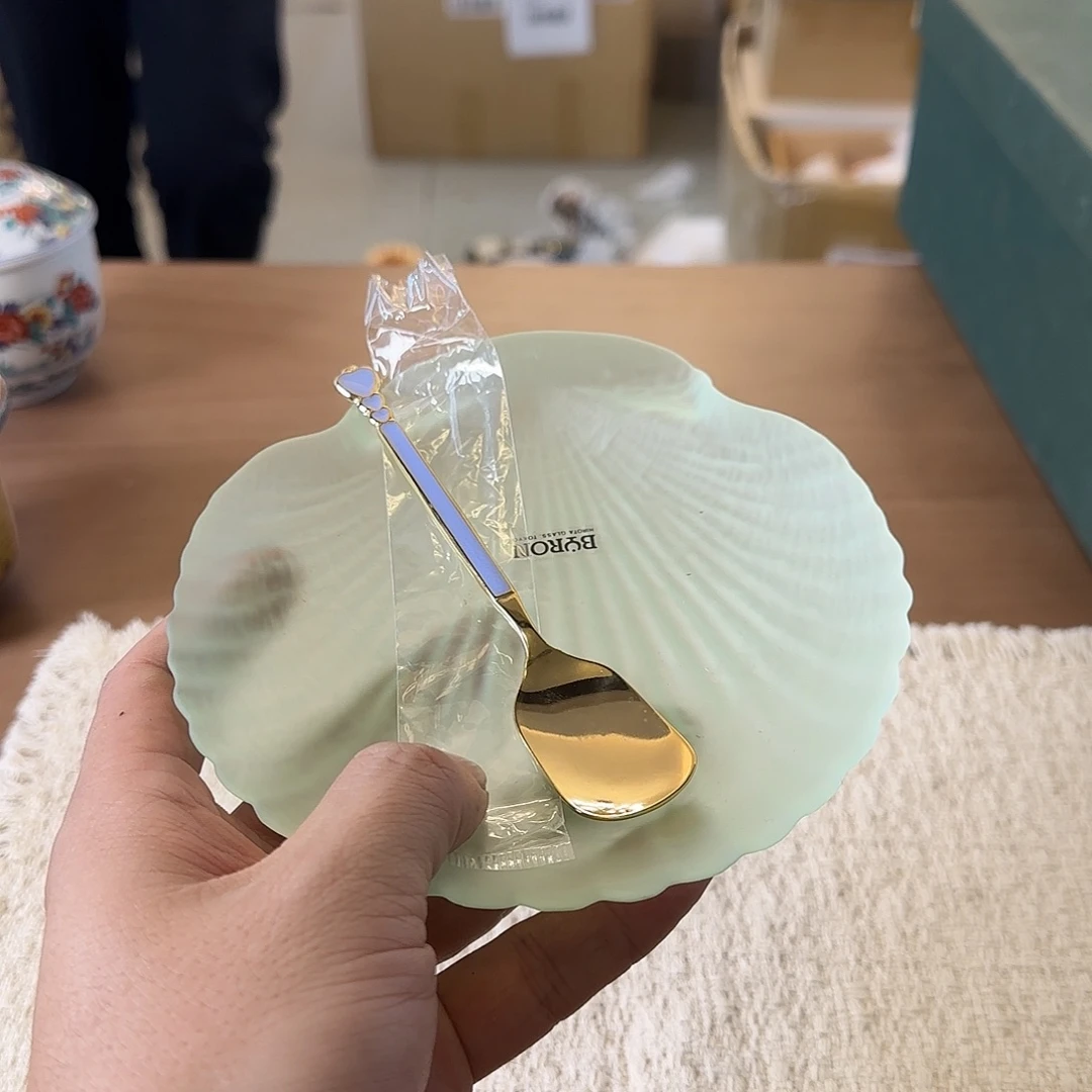 阿****茶盏哈哈哈哈哈你真的笑起来