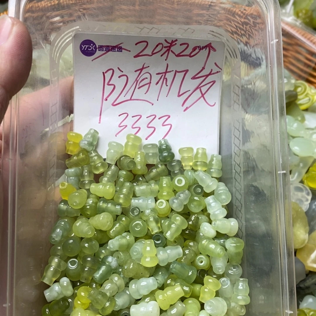 蛇纹石玉挂坠未镶嵌