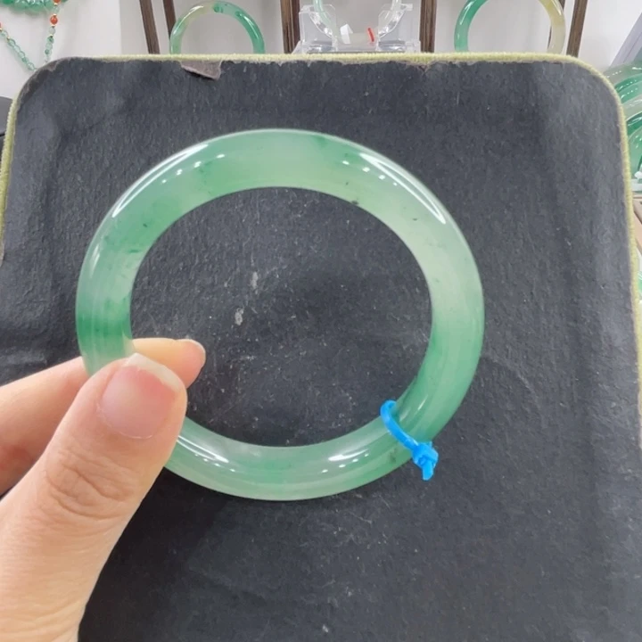 未镶嵌手镯石英质玉（非洲翠）