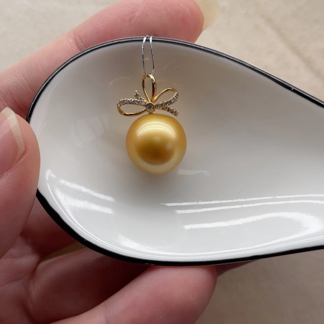 18K金镶嵌海水珍珠吊坠(不含链)12.2mm