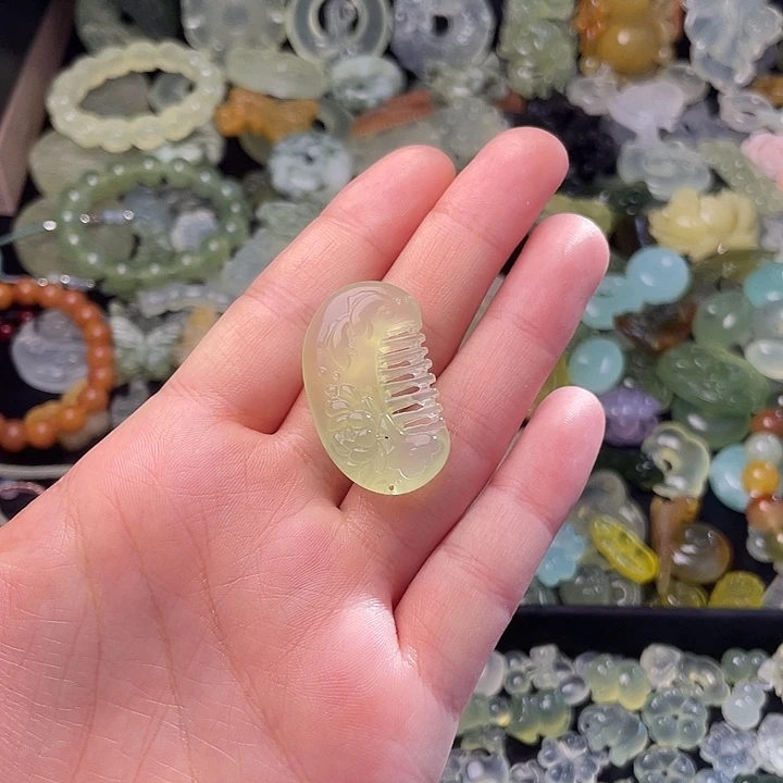 蛇纹石玉合金颈饰梳子挂坠