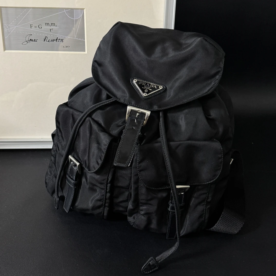 95新 Prada/普拉达 九 黑色尼龙双肩包