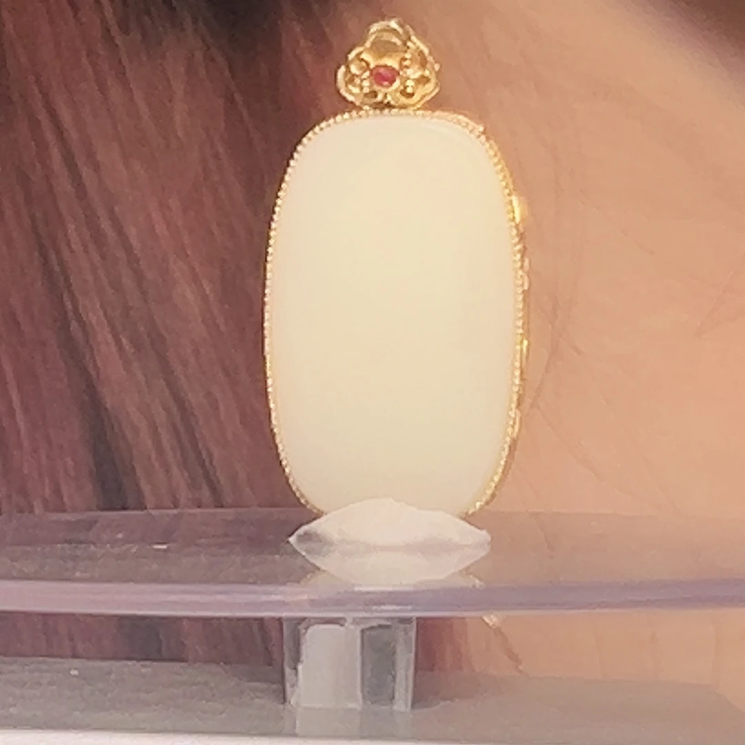 和田玉18K金镶嵌颈饰俄巴沙平安牌