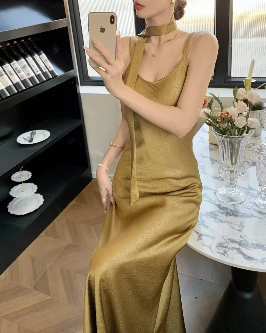 法式醋酸缎面提花吊带连衣裙女夏季新款轻奢修身显瘦自带胸垫长裙