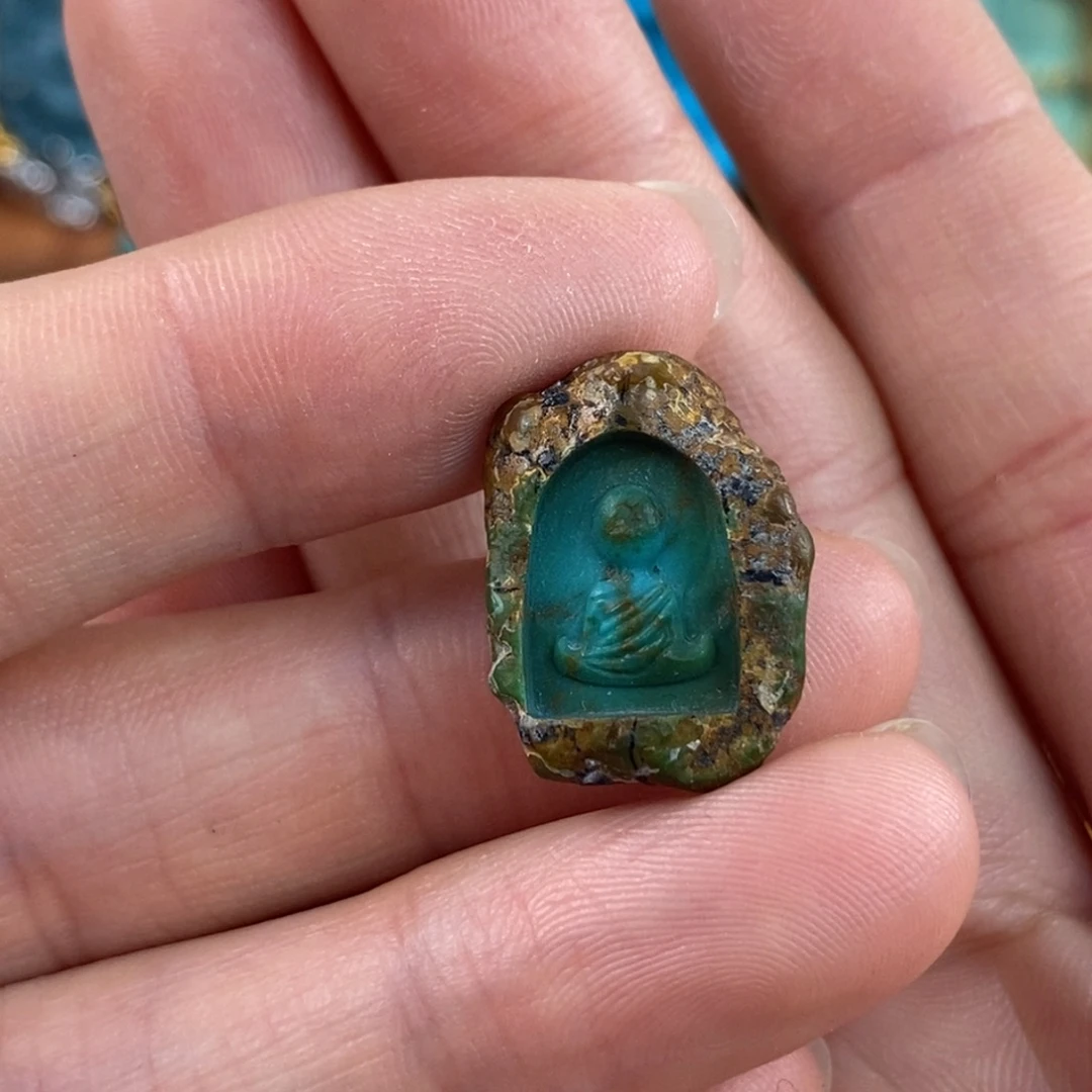 绿松石未镶嵌。原皮佛窟