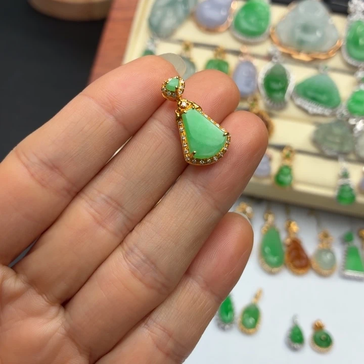 翡翠18K金镶嵌颈饰