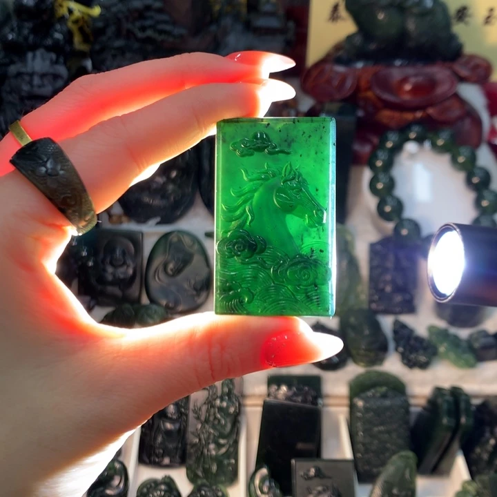 蛇纹石玉未镶嵌颈饰