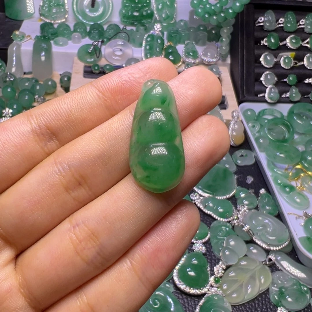 石英质玉（非洲翠）未镶嵌颈饰