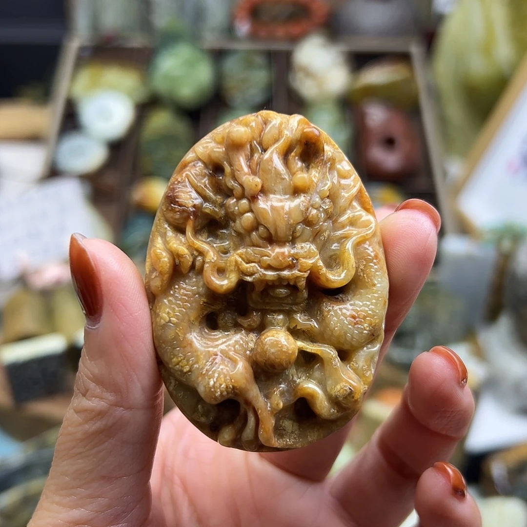 岫玉未镶嵌颈饰辽阳料龙牌子后面有点皮坑