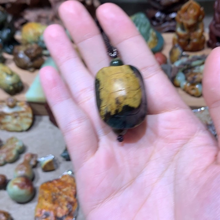 未镶嵌岫岩河磨玉（透闪石质玉）挂件