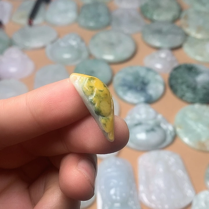 翡翠未镶嵌颈饰鱼