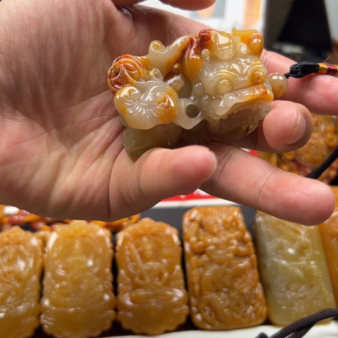 未镶嵌石英质玉（黄龙玉）多样性发货，发其一