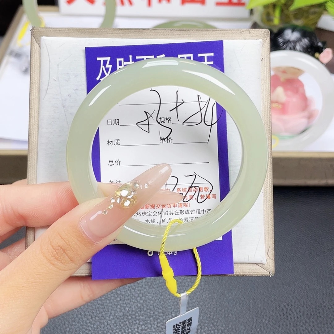 ****未镶嵌手镯和田玉