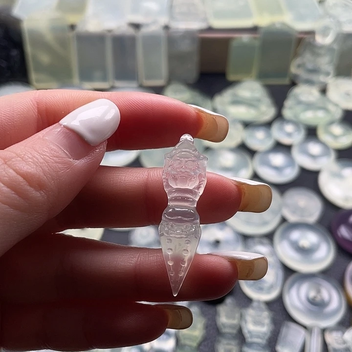 岫玉未镶嵌颈饰降魔杵