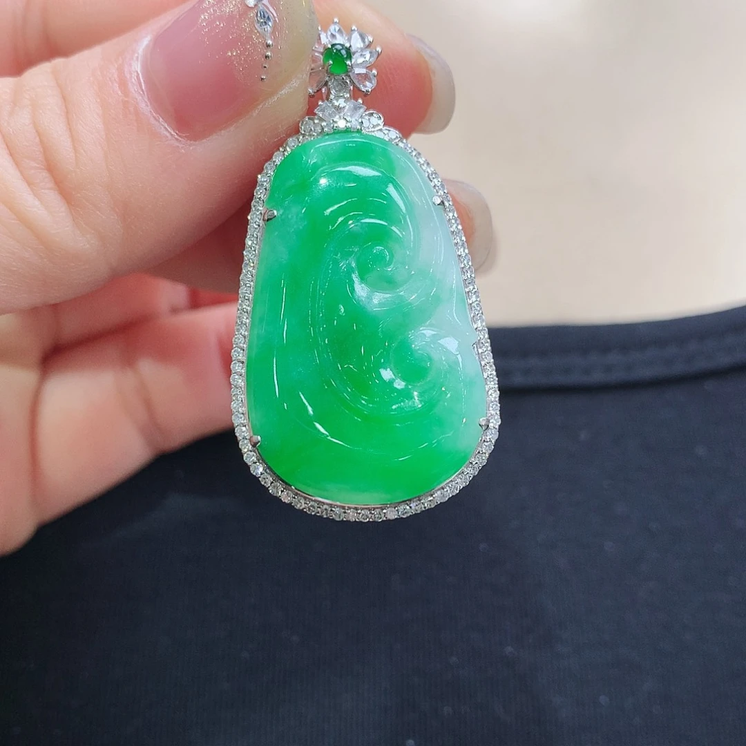 翡翠颈饰18K金镶嵌如意