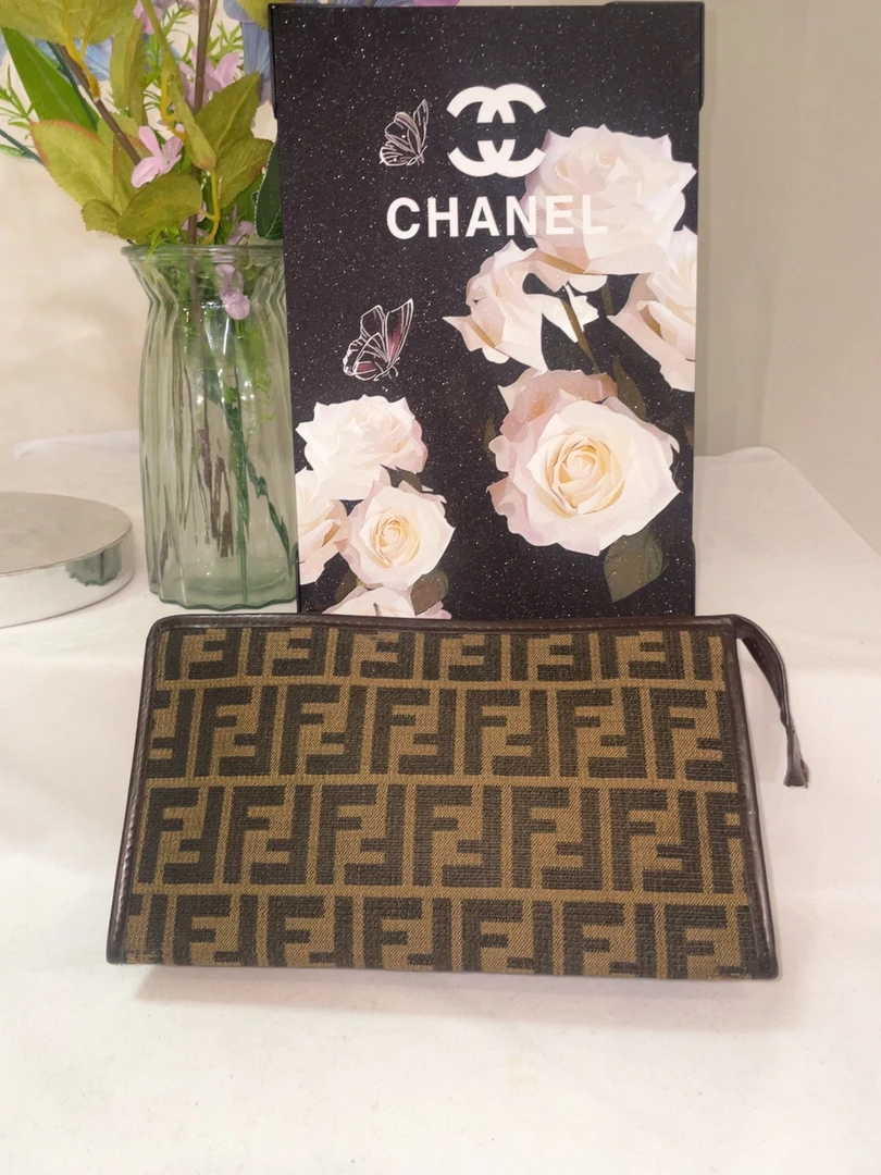 95新 FENDI/芬迪 兔兔奢G专属/芬迪洗漱夹子包/250125019