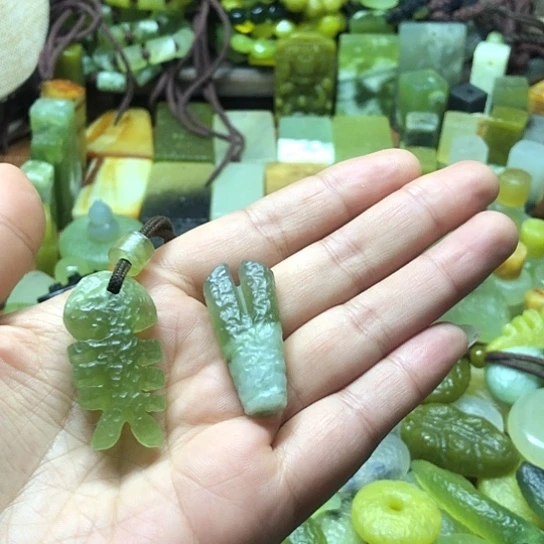 未镶嵌岫玉吊坠李**?