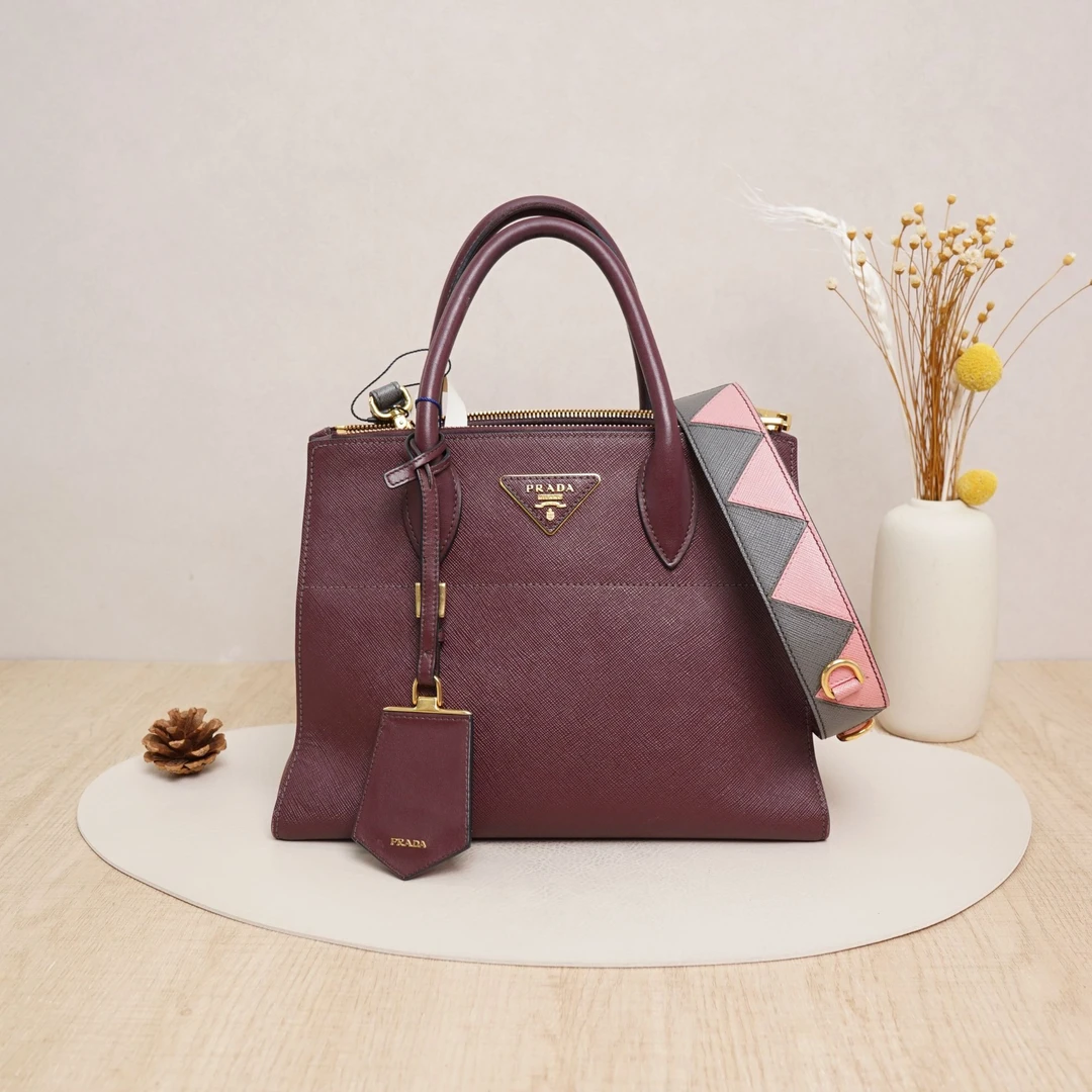 95新 Prada/普拉达  酒红色风琴杀手包/皮牌/肩带/DS037568