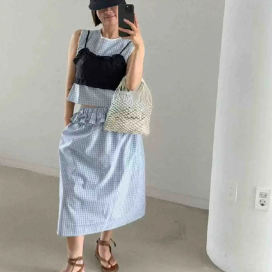 66826田园意境格子背心搭半裙套装