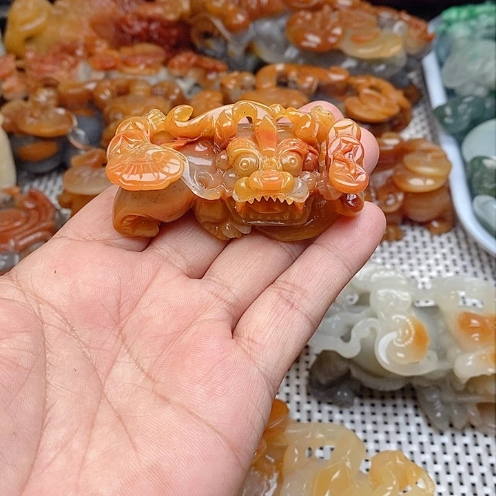 石英质玉（黄龙玉）颈饰未镶嵌精****物