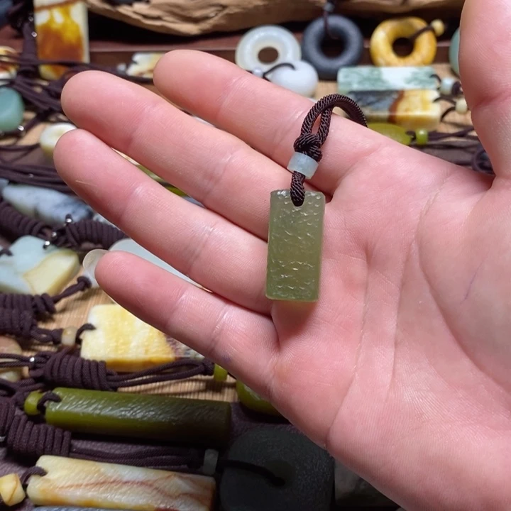 蛇纹石玉挂件未镶嵌