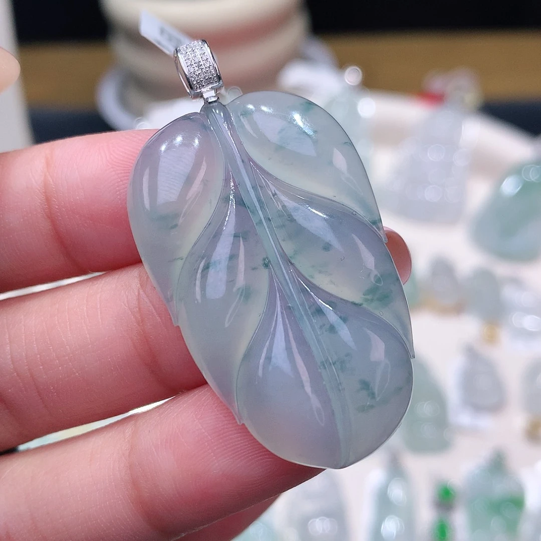 颈饰18K金镶嵌翡翠叶子