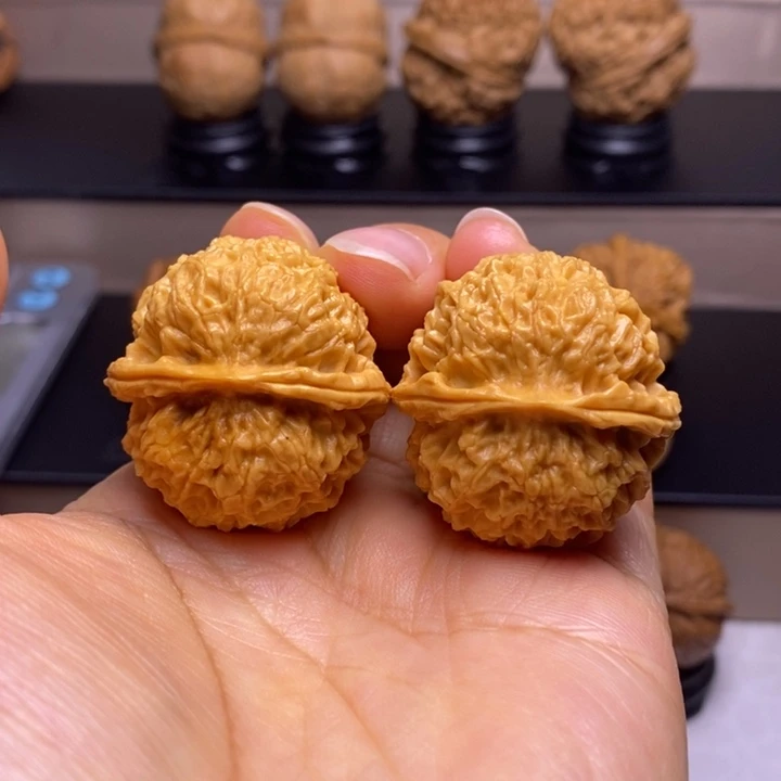 文玩核桃把件珊瑚绣球10