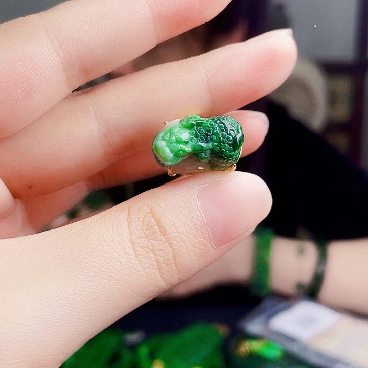 翡翠未镶嵌颈饰多样性