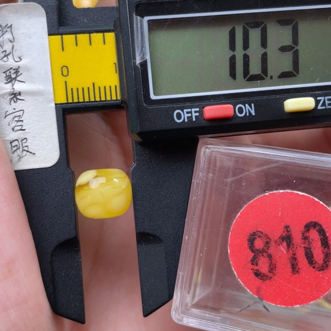 在***邵蜜蜡未镶嵌珠宝奇石
