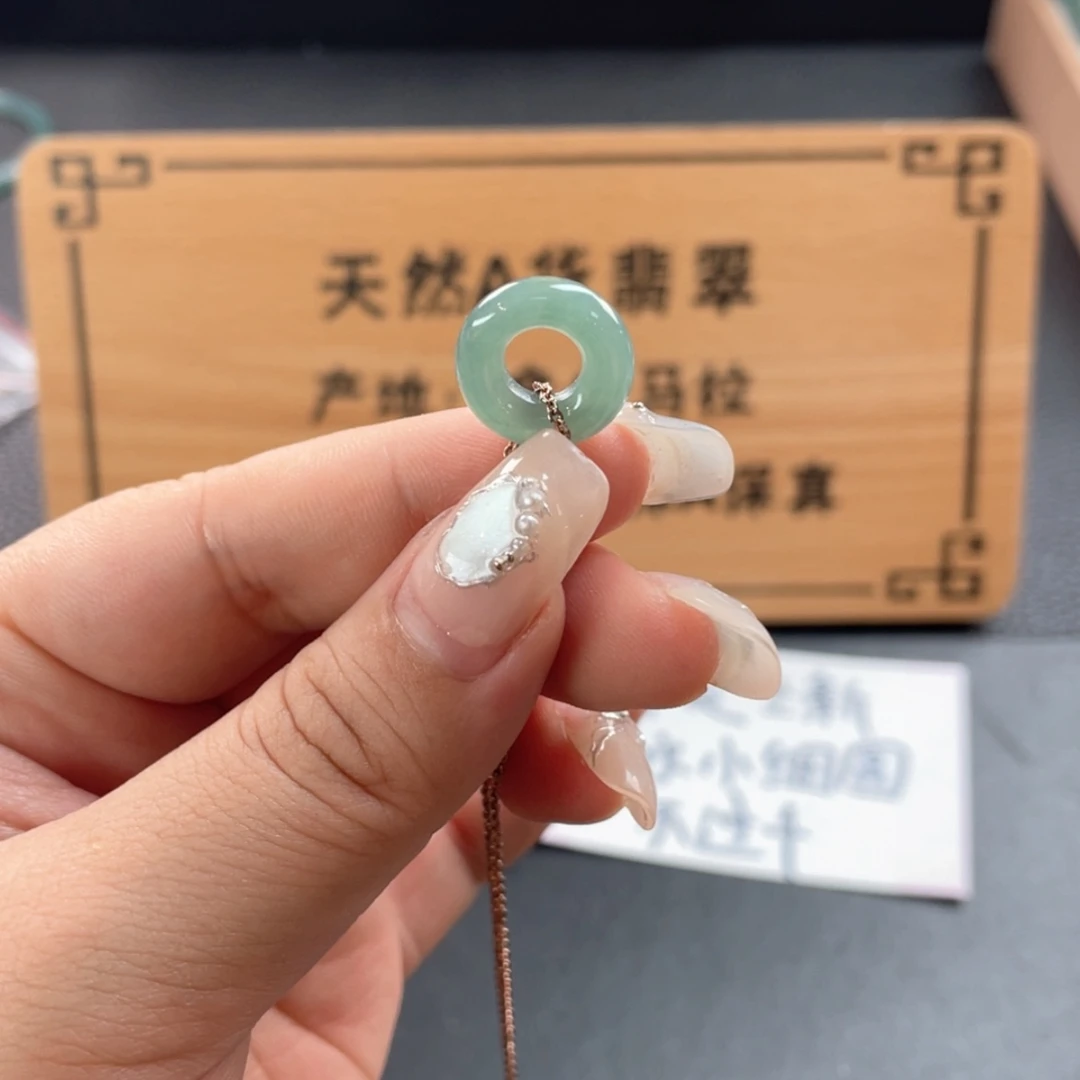 【闪购商品】翡翠未镶嵌颈饰W****_甜甜圈