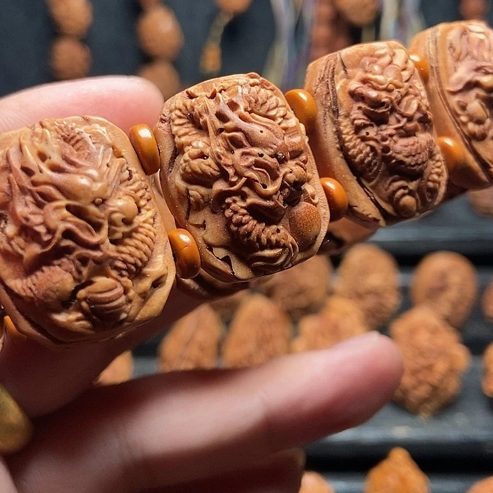 桃核浮雕九龙手牌