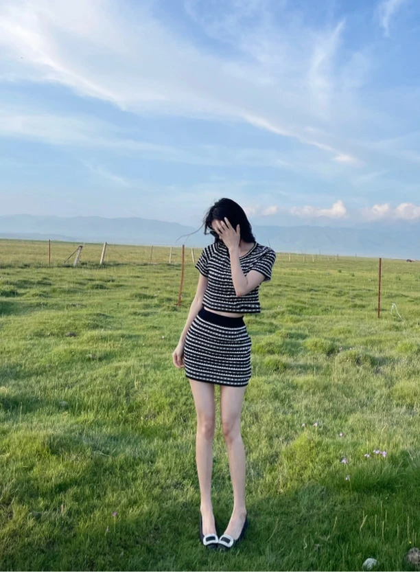 夏季小香风条纹设计感修身套装短袖短裙两件套显瘦气质时尚短款