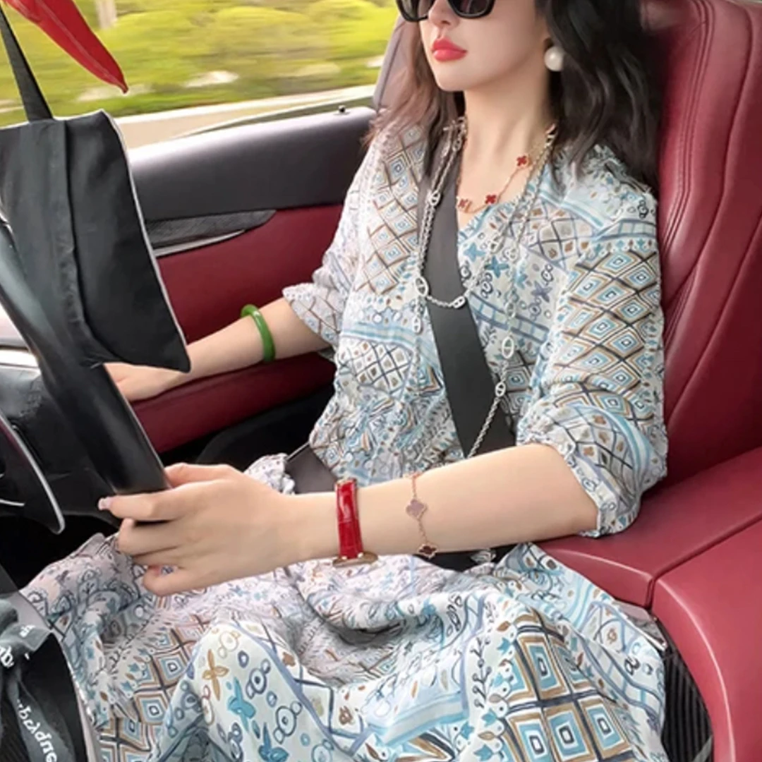 高级感气质V领蓝色法式连衣裙女2025夏季新款裙子收腰显瘦碎花裙