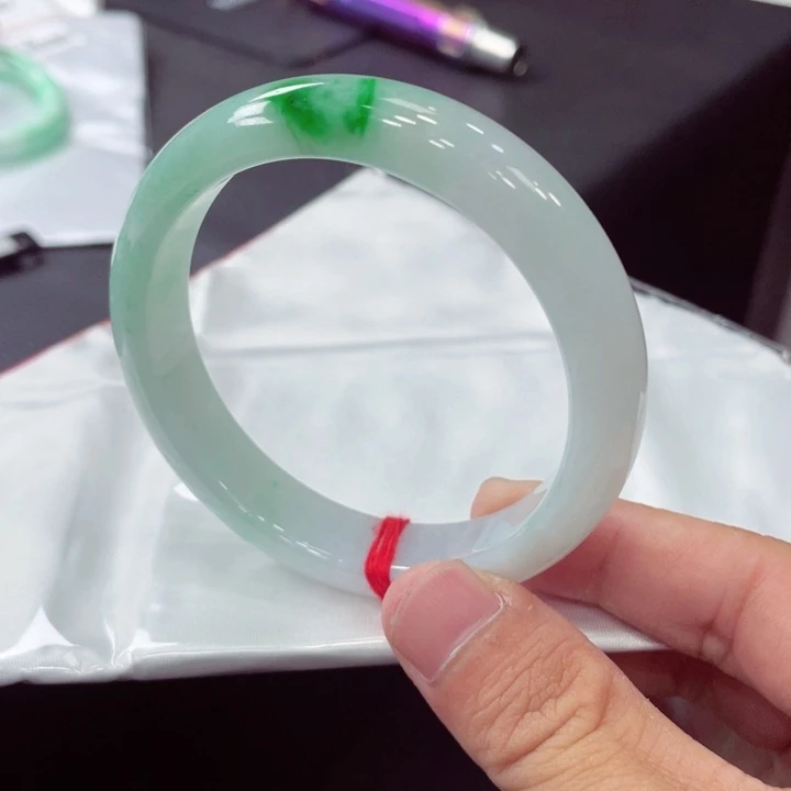 翡翠手镯未镶嵌翡翠