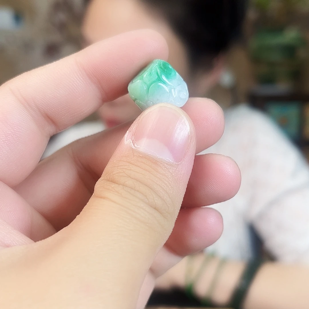 翡翠未镶嵌颈饰吊坠