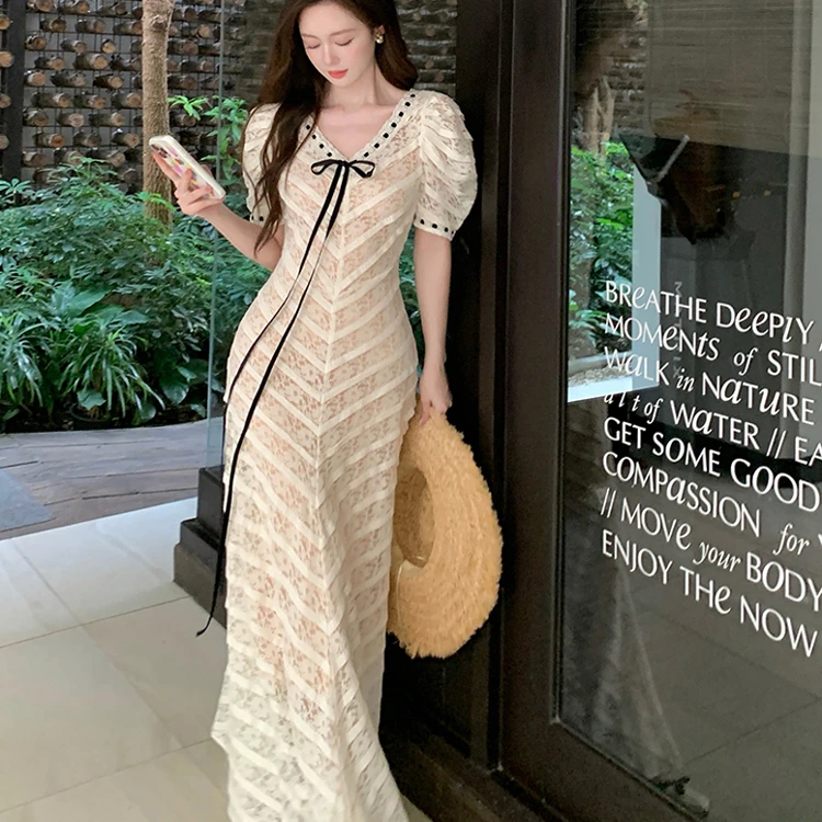 小丽 法蕾贵女 春夏海边沙滩度假风短袖V领蕾丝镂空法式连衣裙