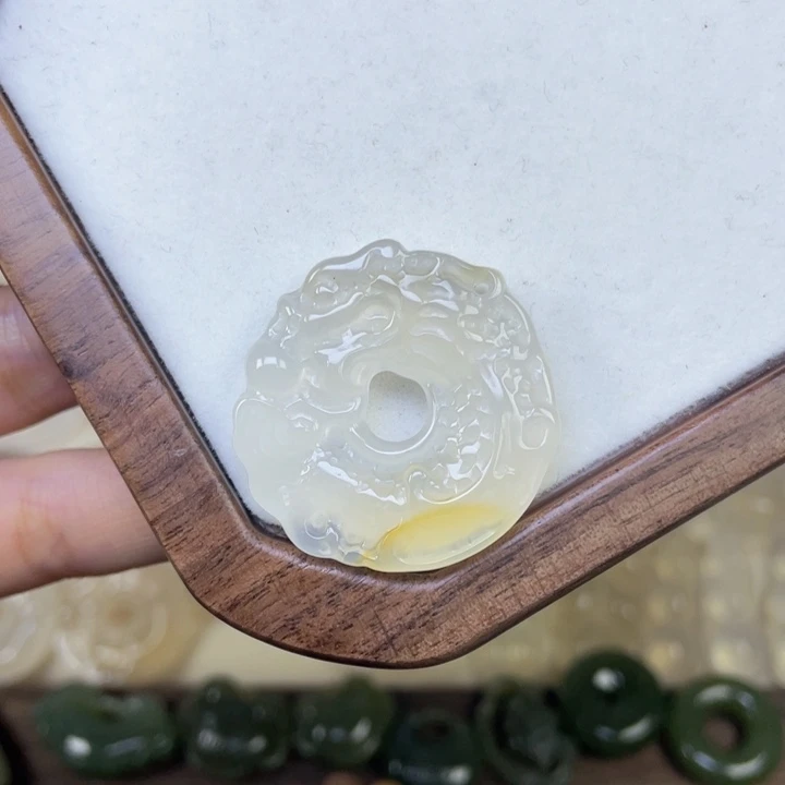 玛瑙/玉髓未镶嵌颈饰鱼化龙