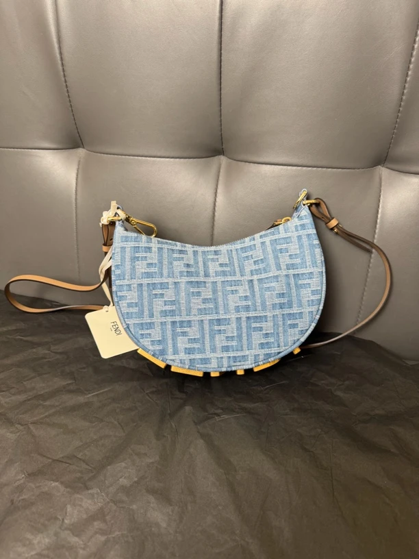 全新未使用 FENDI/芬迪 芬迪新款牛仔丹宁斜挎包