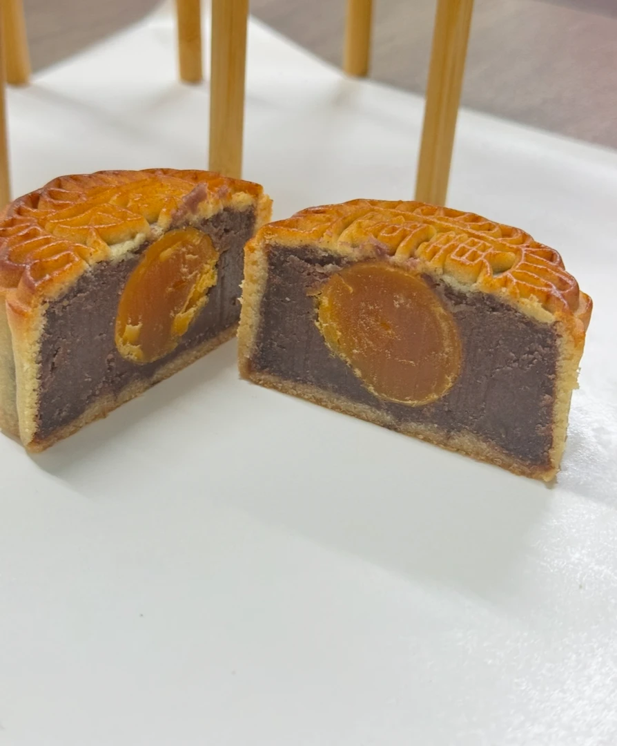 新会陈皮豆沙蛋黄月饼正宗芝麻黑豆沙月饼蛋黄豆沙月饼传统包装