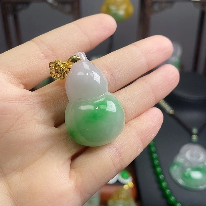 翡翠未镶嵌吊坠(赠链)