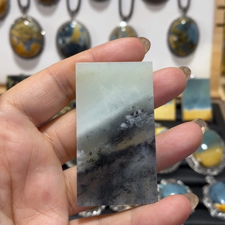 蛇纹石玉未镶嵌颈饰