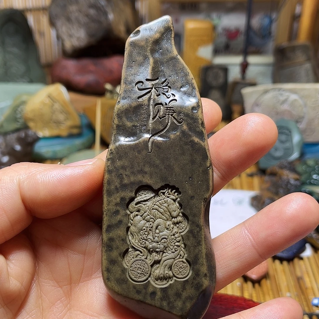 新疆原石雕刻手把件