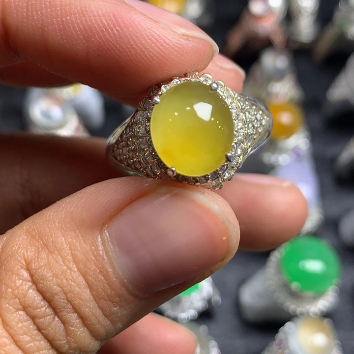 翡翠未镶嵌戒指铜托，卖裸石，需要二次镶嵌