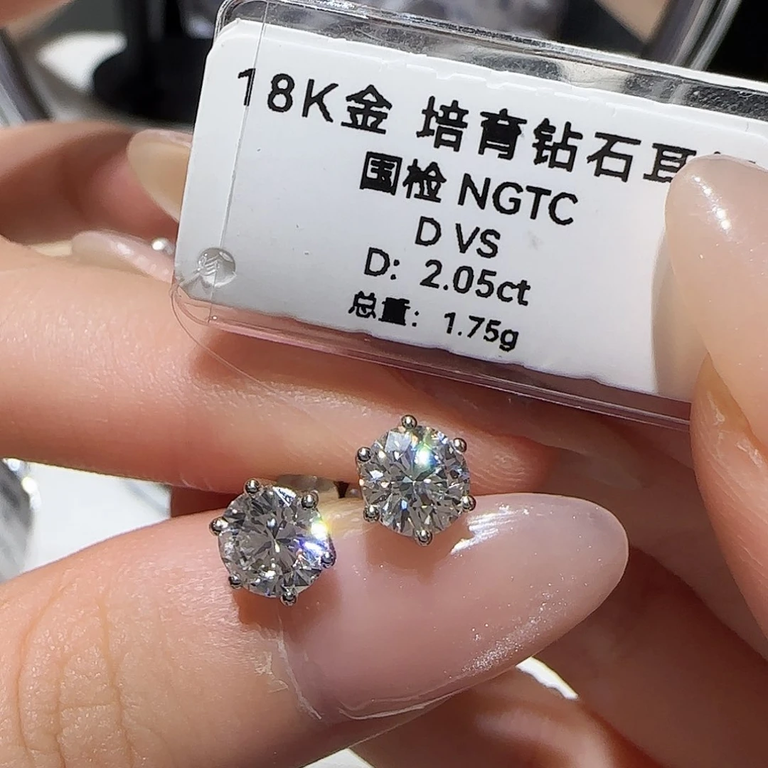 L***s18K金镶嵌实验室培育钻石2克拉六爪耳钉