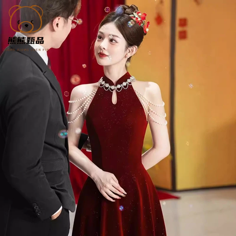 红色旗袍敬酒服新娘新款轻奢挂脖无袖宴会新中式订婚晚礼服dd秋冬