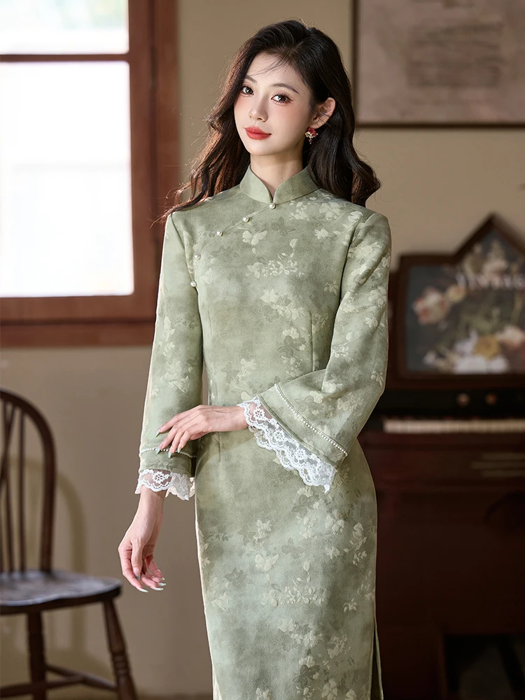 绿色优雅新中式麂皮绒长袖旗袍女2025秋新款日常可穿年轻款连衣裙